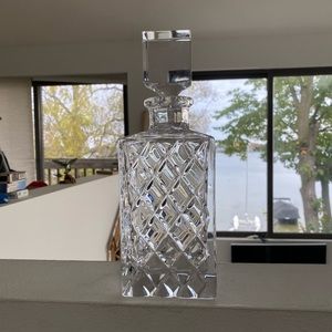 NIB MIkasa Diamond Fare Lead Crystal 25.5 oz Decanter. Smoke & Pet-free home.